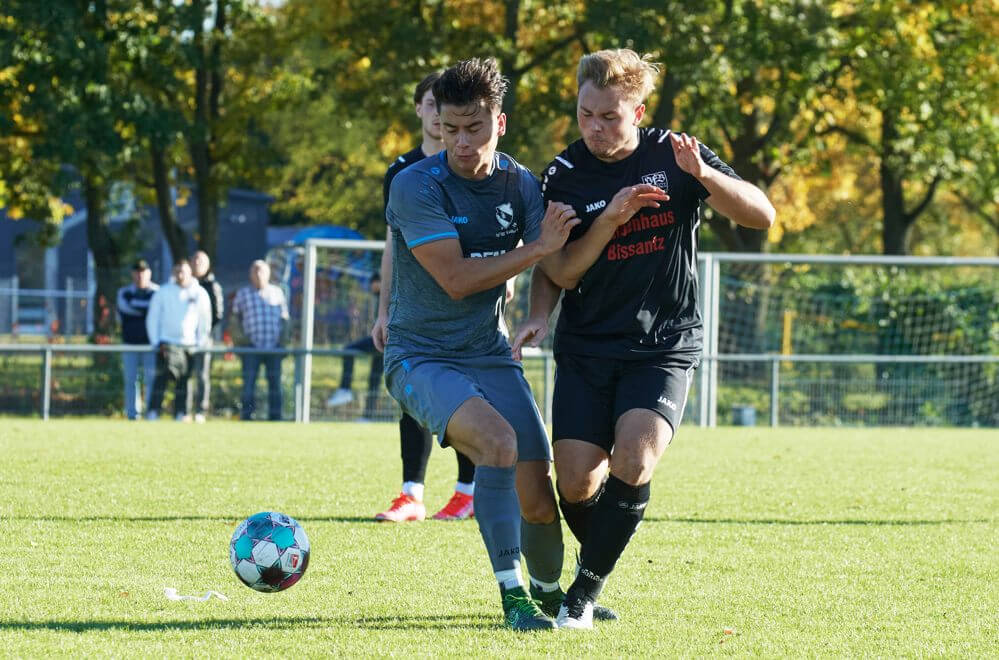 SpVgg Wallstadt - VfB Gartenstadt, Kreisliga, v.l. Gartenstadts Fred Hoehnle gegen Gartenstadts Fabian Finzer. Bild: Berno Nix