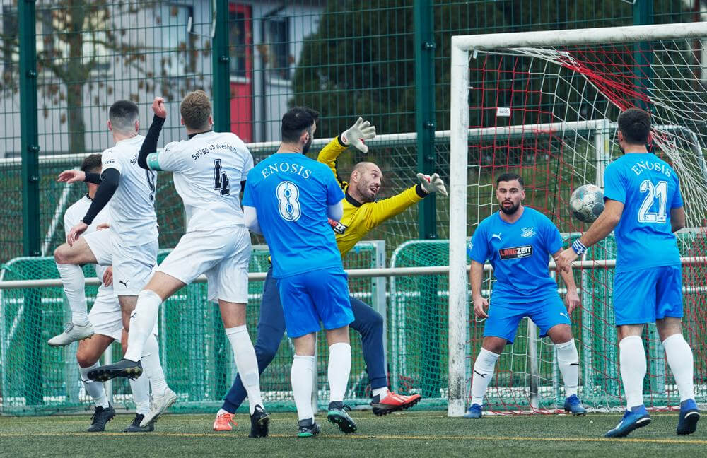 SpVgg Ilvesheim - SV Enosis Mannheim, Kreisklasse A2, v.l. Ilvesheims Alptekin Aksoy erzielt hier das 1:0 per Kopfball, daneben Ilvesheims Nikolas Fischer - Enosis Dimitrios Georgakopoulos und Enosis-Trainer Cem Islamoglu als Torwart. Bild: Berno Nix