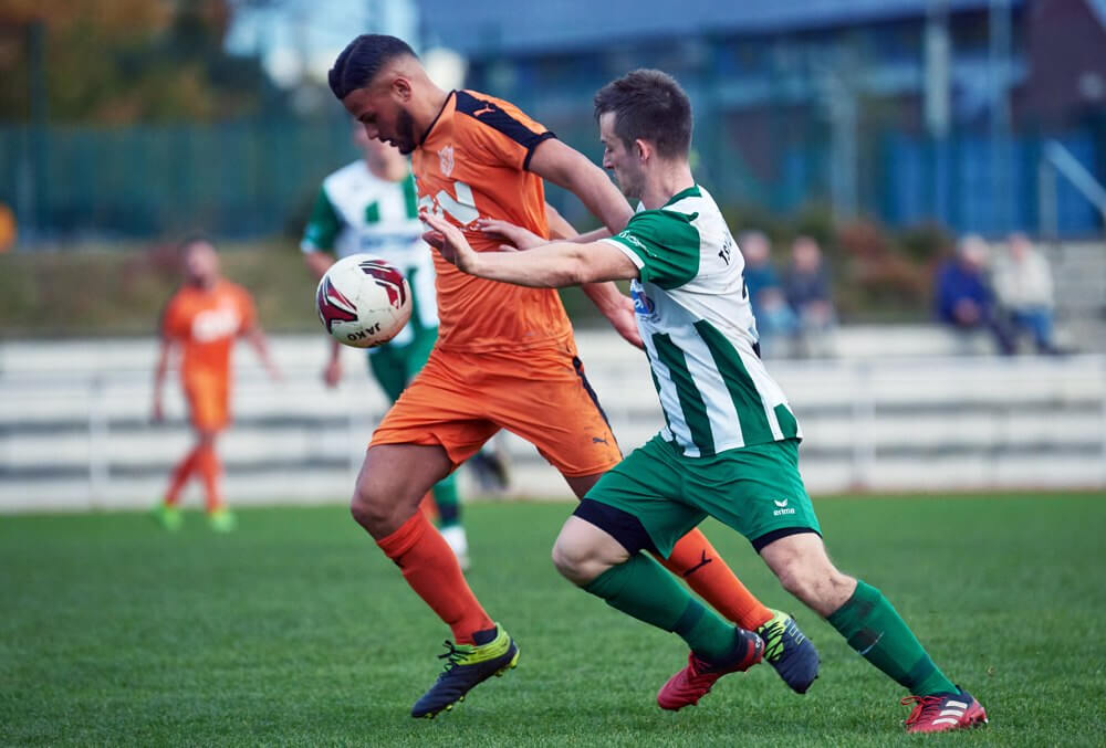 TSV Amicitia Viernheim - FC Hochstaett Tuerkspor, Kreisliga, v.l. Hochstaetts Eblan Arslan gegen Viernheims Sebastian Heinrich. Bild: Berno Nix
