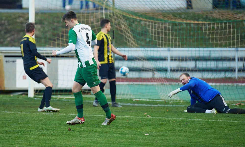 TSV Amicitia Viernheim - FV 03 Ladenburg, Kreisliga, li. Viernheims Florian Lammer hat gerade das 5:0 erzielt. Bild: Berno Nix