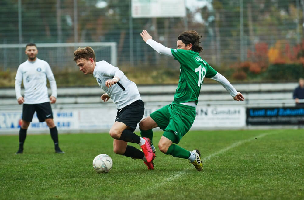 TSV Amicitia Viernheim - TSG Plankstadt, Kreisliga, v.l. Plankstadts Max Hilke (weiß) gegen Viernheims Spielertrainer Patrick Marschlich (grün). Bild: Berno Nix