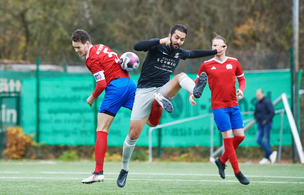 MFC 08 Lindenhof - FC Germania Friedrichsfeld, Kreisliga, v.l. Lindenhofs Marco Lintz gegen Friedrichsfelds Ninoslav Mitov. Im Hintergrund Patrick Heinzelmann. Bild: Berno Nix