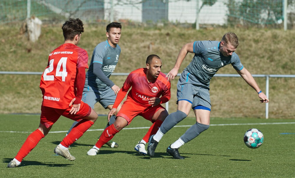 SC Rot-Weiss Rheinau - SpVgg Wallstadt, Kreisliga, v.l. die Rheinauer Tobias Stamm und Marcus Hawk gegen Wallstadts Markus Köhler. Bild: Berno Nix