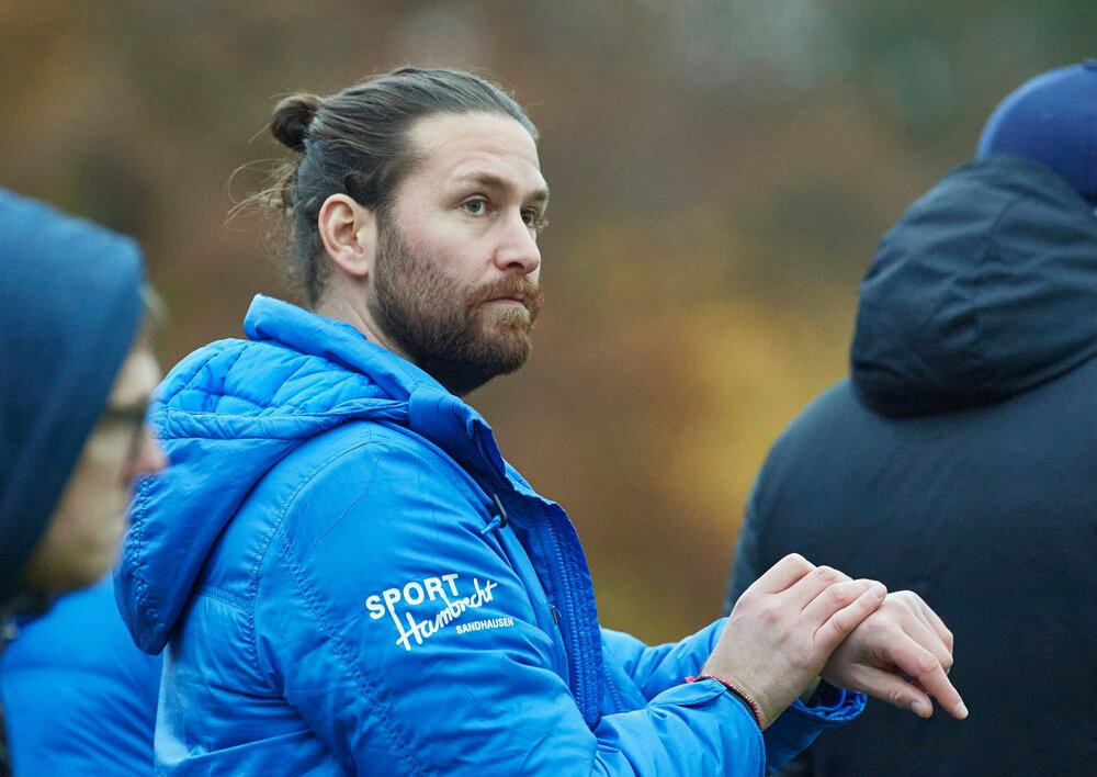 Plankstadts Trainer Ali Hanbas ist mit seinem Team im Kampf um Platz 2 noch nicht abgeschlagen.  Bild: Berno Nix