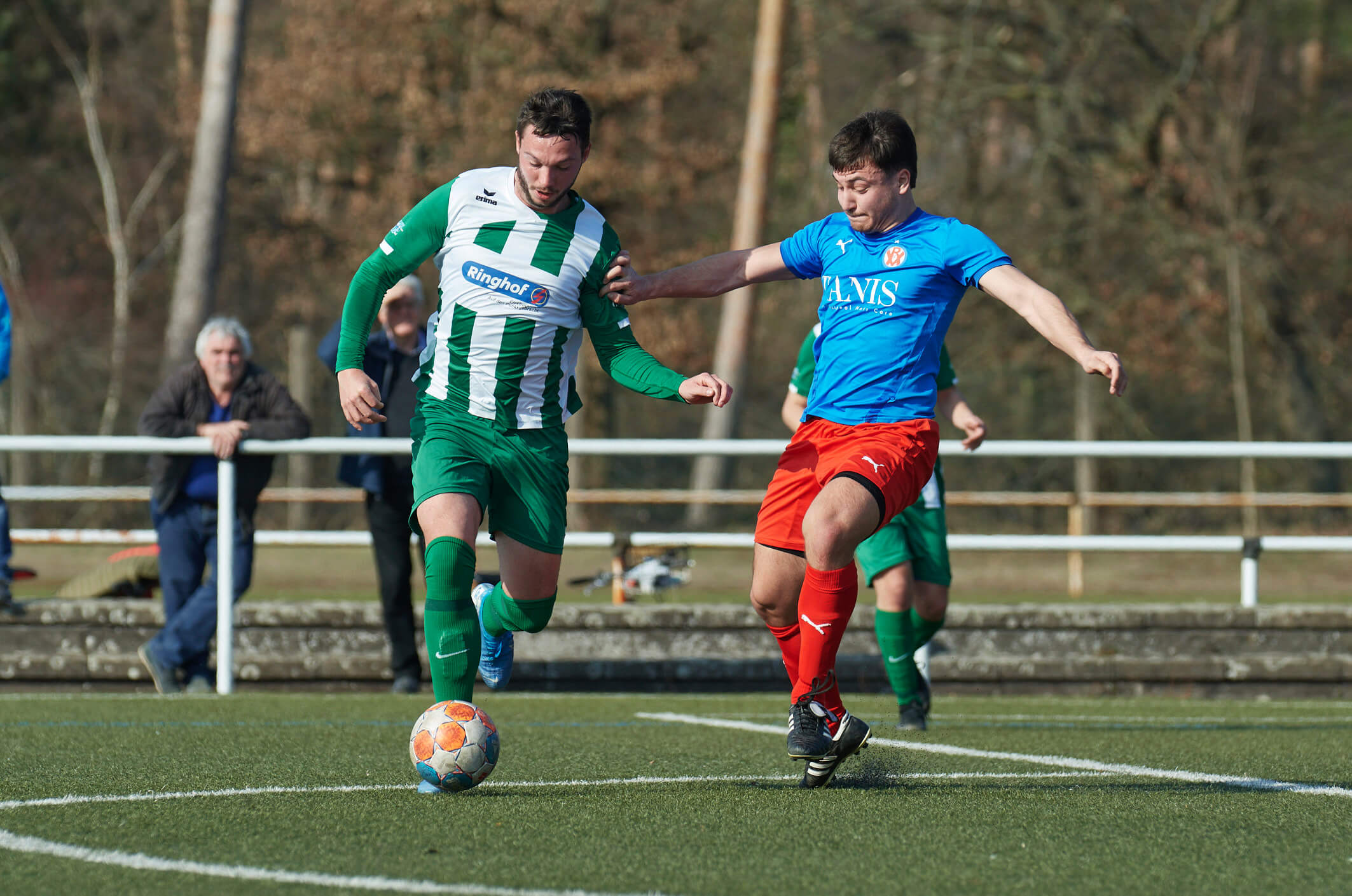 TSV Amicitia Viernheim -  VfR Mannheim II, Kreisliga, v.l. Viernheims Spielertrainer Timo Endres gegen Mannheims Fabia Barisic.  Bild: Berno Nix