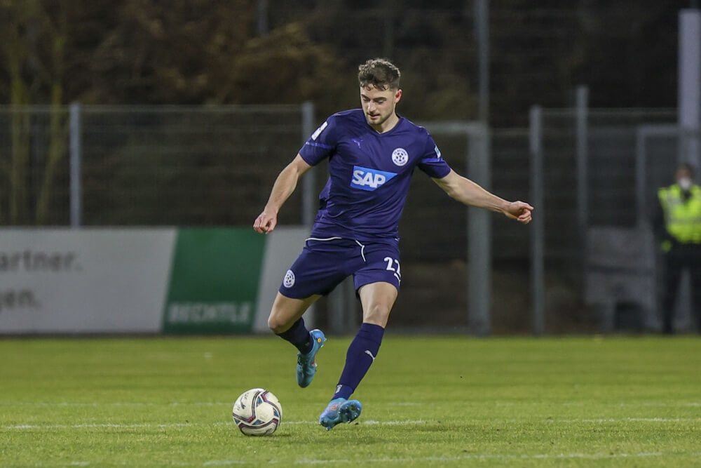 Riesenschritt – Astoria gewinnt Partie beim FK Pirmasens in der Nachspielzeit mit 2:1 (0:0)
