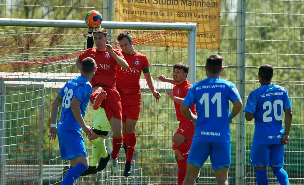 SC RW Rheinau - VfR Mannheim II, Kreisliga, vor dem Rheinauer Tor, v.l. Rheinaus Dorde Vlacic, Torwart Dominik Feth (verdeckt), die Mannheimer Thies Breiholz, Jure Vucic und Fabian Barisic und die Rheinauer Giuseppe Mormone und Marcus Hawk. Bild: Berno Nix