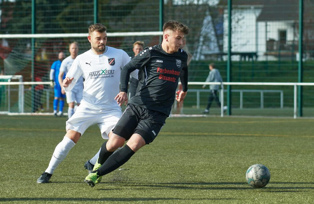 SpVgg Ilvesheim - VfB Gartenstadt, Kreisliga, v.l. Ilvesheims Edis Crnisanin gegen Gartenstadts Lukas Sauer. Bild: Berno Nix