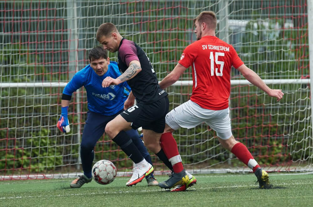 SV Schriesheim - SG Mannheim, Kreisklasse A2, v.l. Mannheims Torwart Sinisa Tadic, Mannheimes Marin Vrdoljak und Schriesheims Roger Unger. Bild: Berno Nix