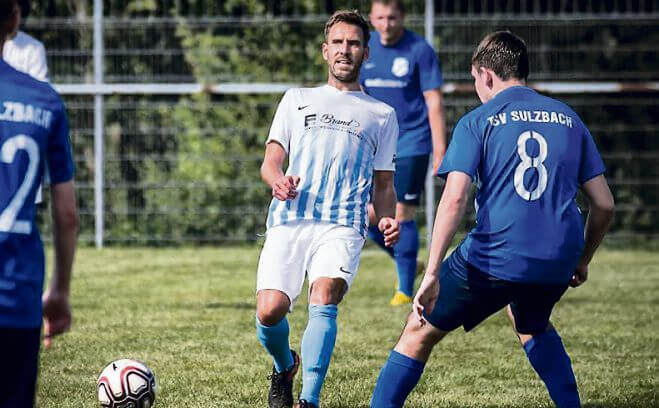 Dominik Schmitt (weiß) am Ball.  Bild: Phillip Reimer