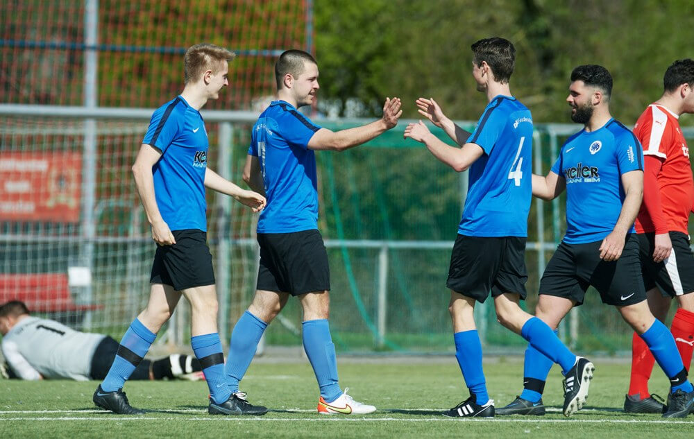 SSV Vogelstang - DJK Feudenheim, Kreisklasse A2, Torjubel bei der DJK zum 4:0, v.l. Linus Dreher, Torschütze Jakob Rohrbeck, Yanick Heiss und Biagio Setola. Bild: Berno Nix