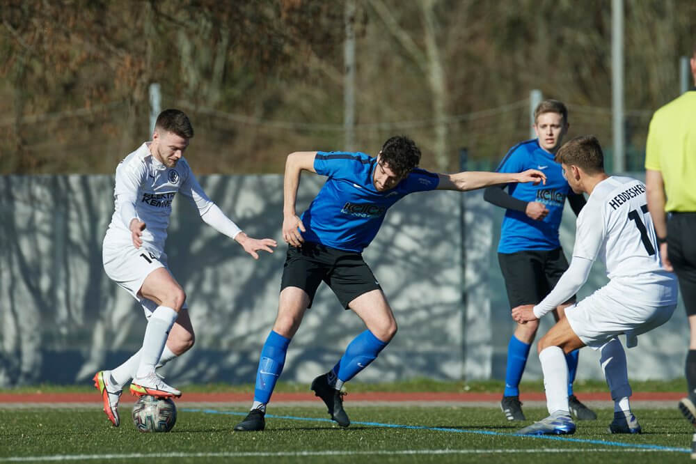 DJK Feudenheim - FV Fortuna Heddesheim II, Kreisklasse A2, Feudenheims Robin Bell zwischen den Heddesheimern Andre Lange (li.) und Oliver Möhler (re.). Bild: Berno Nix
