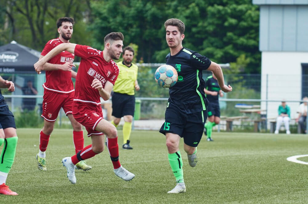 TSG Rheinau - FC Türkspor Mannheim II, Kreisklasse A1, v.l. Türkspors Danko Dankov gegen Rheinaus Kevin Maslowski. Bild: Berno Nix
