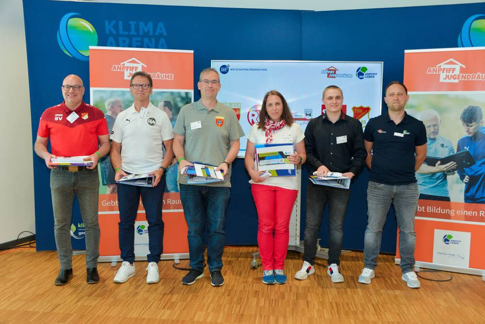 Rheinaus Präsident Erwin Prudlik (2. von links) freute sich über den Zuschlag bei  der Auftaktveranstaltung in der KLIMA ARENA in Sinsheim. Bild: © Ellen Klose / RW Rheinau