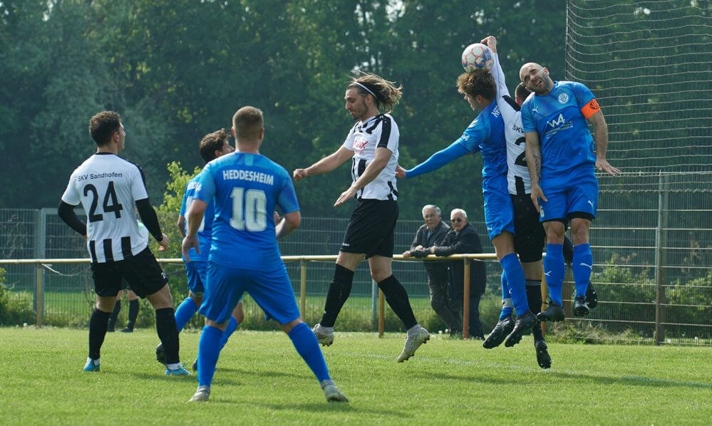 SKV Sandhofen - FV Fortuna Heddesheim II, Kreisklasse A2, vor dem Sandhofer Tor, v.l. Sandhofens Fabio de Luca, Heddesheims Dennis Bellan, Sandhofens Maximilian Stowasser, Heddesheims Oliver Moehler, Sandhofens Ivan Filipovic und Heddesheims Andreas Heiser.  Bild: Berno Nix
