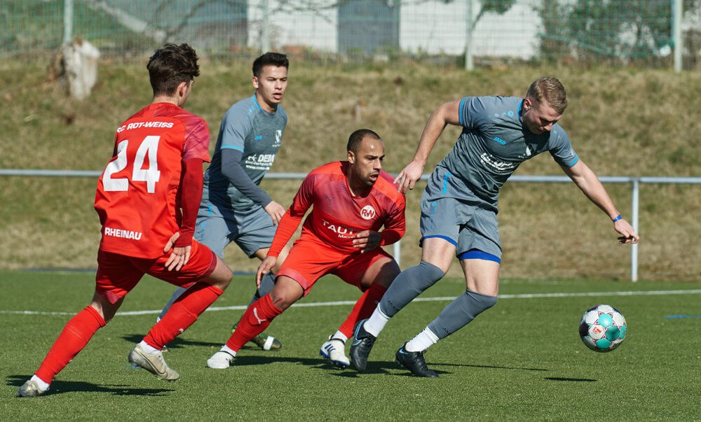 Beide haben noch die Chance auf Platz 2 - Rheinau (rot) und Wallstadt (grau). SC Rot-Weiss Rheinau - SpVgg Wallstadt, Kreisliga, v.l. die Rheinauer Tobias Stamm und Marcus Hawk gegen Wallstadts Markus Köhler. Bild: Berno Nix