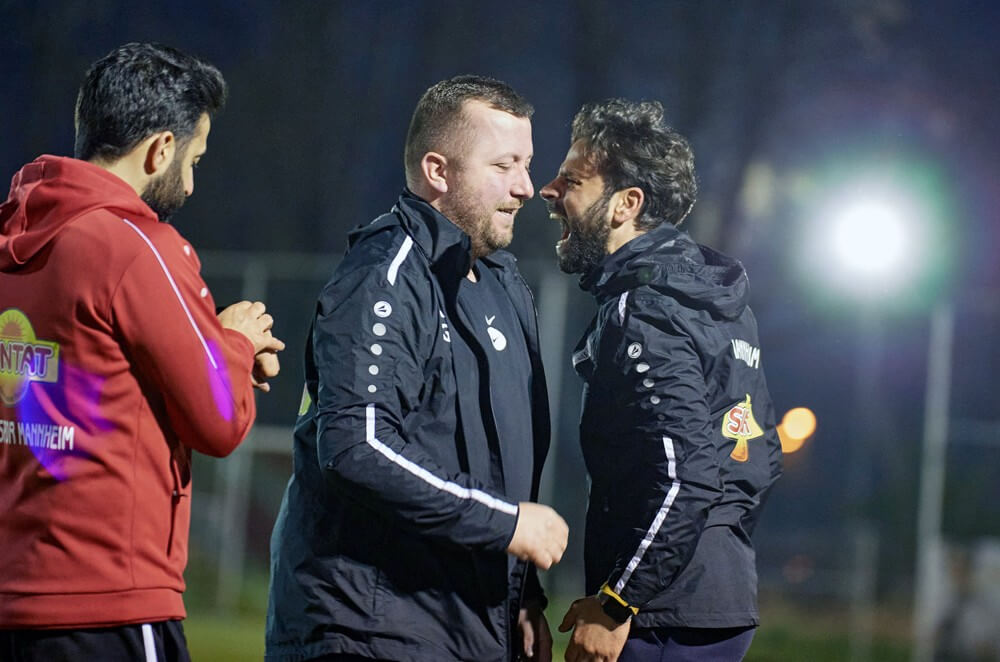 Die Trainer Dönmez (rechts) und Gürsoy (links) nach dem Sieg gegen den Oberligisten 1. FC Bruchsal und dem Einzug in das Pokalfinale.  Bild: Berno Nix