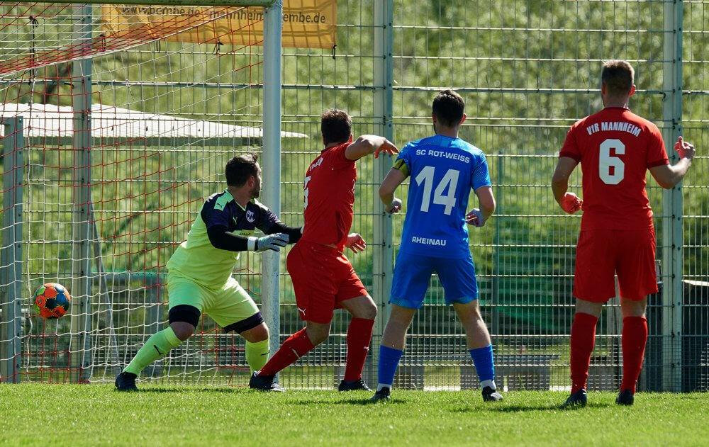 SC RW Rheinau - VfR Mannheim II, Kreisliga, das 1:1 fuer den VfR (Torschütze Dean Achtstetter nicht im Bild), v.l. Rheinaus Torwart Dominik Feth, Mannheims Jure Vucic, Rheinaus Alessandro Mormone und Mannheims Tim Lichtenhahn. Bild: Berno Nix