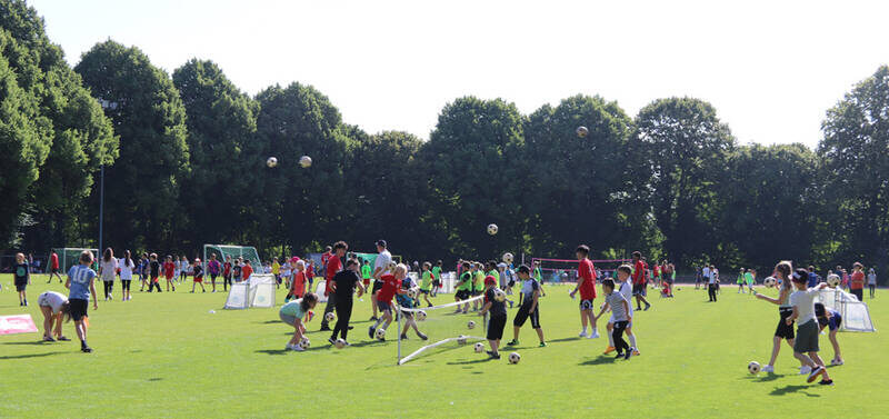 1.300 Kinder beim Schulfußball-Aktionstag