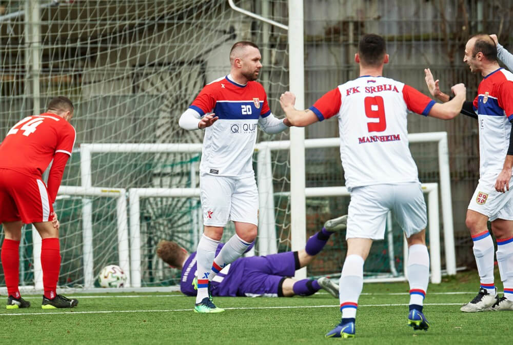 Ganz Links Thorsten Kniehl, der in dieser Szene einen Treffer für den FK Srbija Mannheim erzielt hat. Bild: Berno Nix