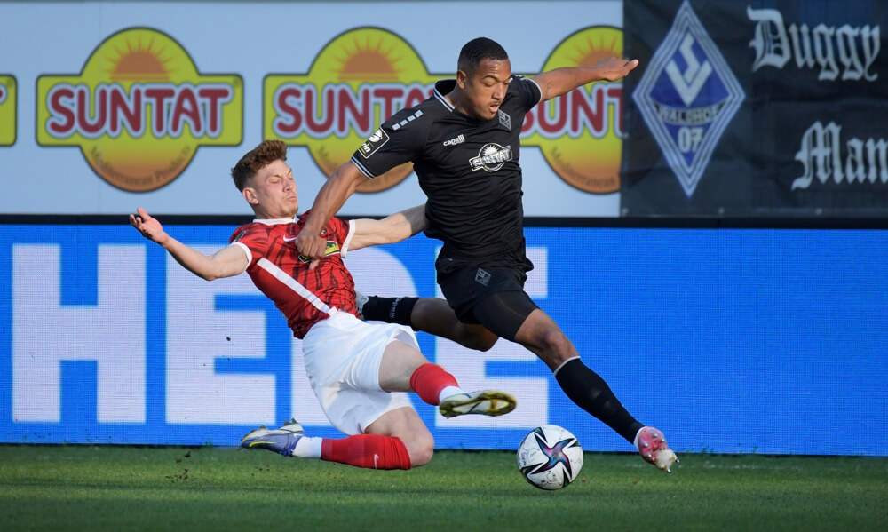Anton Donkor (schwarz) spielte in der neuen Saison für den Zweitligisten Eintracht Braunschweig. AS Sportfoto