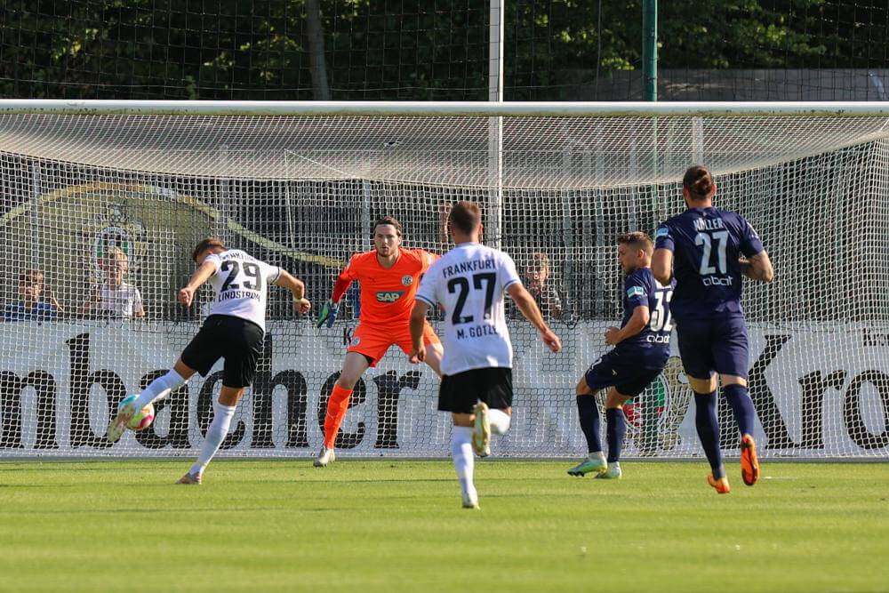 Fussballfest gegen die Eintracht ++ FC Astoria unterliegt dem Bundesligisten 0:5 (0:3)