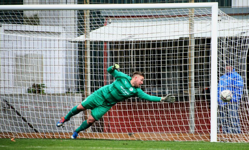 Keeper Dennis Broll steht nach seiner Knieverletzung vor Comeback