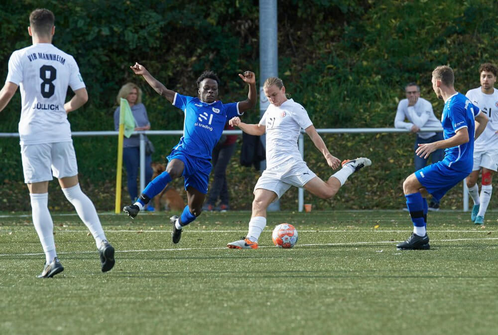 Späte Tore entscheiden das Derby – VfR siegt 3:0 beim Aufsteiger VfL Kurpfalz Neckarau