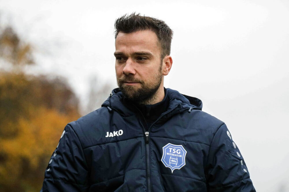 „Wir werden uns nicht hinten reinstellen, um am Ende über dem Strich zu stehen“ – Weinheims Verbandsliga Trainer Marcel Abele im Interview