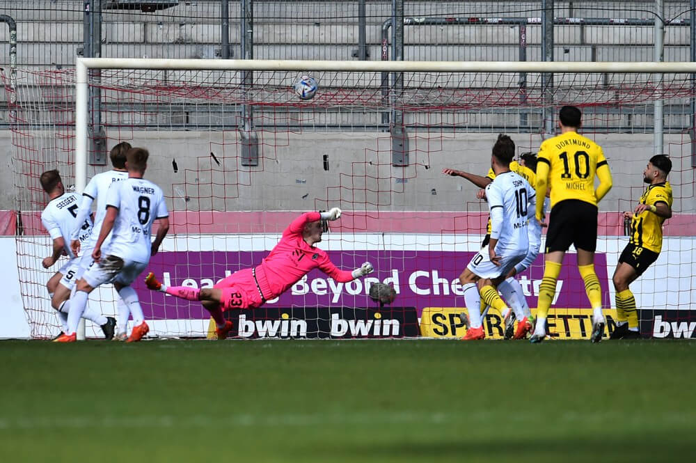 So steigt niemand auf – SV Waldhof verliert 0:4 gegen Dortmund II