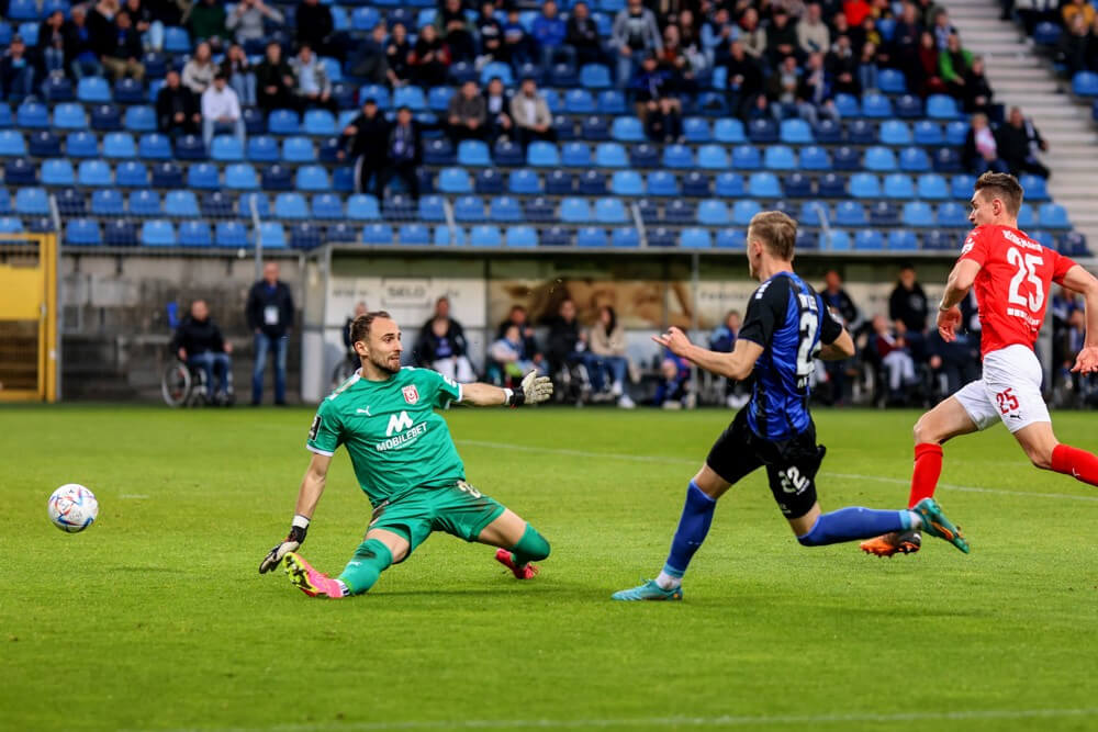 Marten Winkler trifft dreifach ++ SV Waldhof bezwingt den Hallescher FC 4:1 (2:1)
