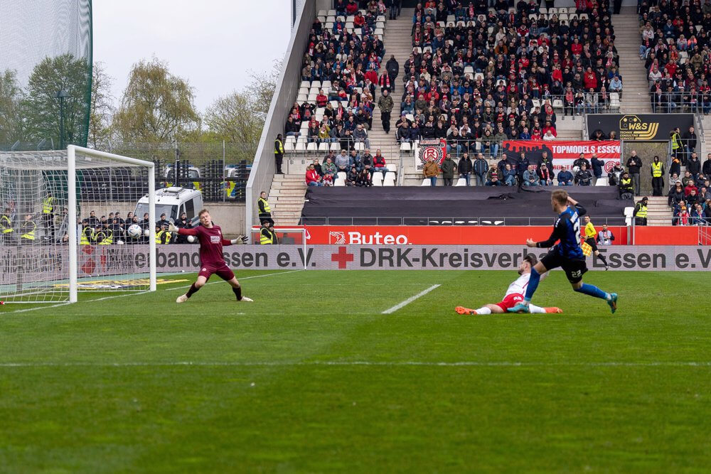 Starker Auftritt des SV Waldhof ++ 3:0 (1:0) Sieg bei Rot Weiss Essen