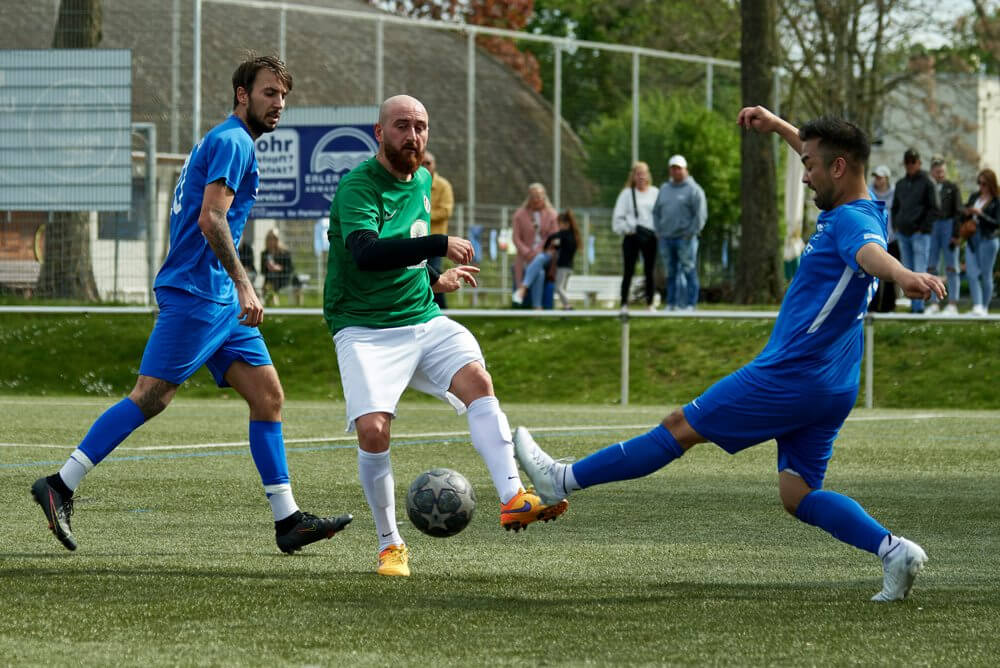 SC Kaefertal - MFC Phoenix Mannheim, Kreisklasse A2, Phoenix Hamza Ibrahim zwischen Kaefertals Fabian Vogel (li.) und Le van Hieu.  Bild: Berno Nix