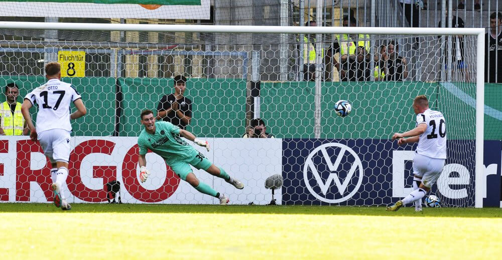 DFB-Pokal SV Sandhausen vs. Hannover 96 - Der SVS erzielt den 1-2 Anschlusstreffer durch Rouven Henning. AS Sportfoto