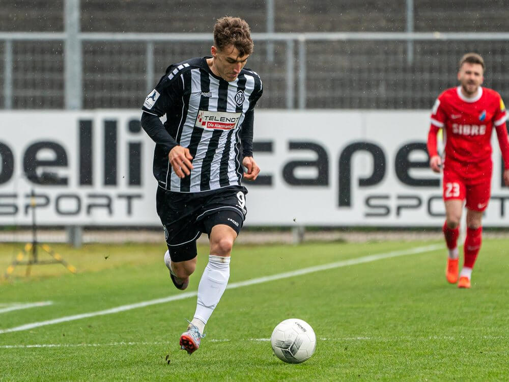 Jonas Arcalean (VfR Aalen, #09) mit Tempo am Ball, VfR Aalen vs. TSV Steinbach Haiger, Regionalliga Suedwest. Foto: IMAGO / Eibner