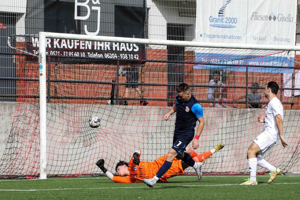 Milos Stankovic (FK Srbija) erzielt in dieser Szene das 4:0 gegen den FV Brühl. Bild: Alfio Marino