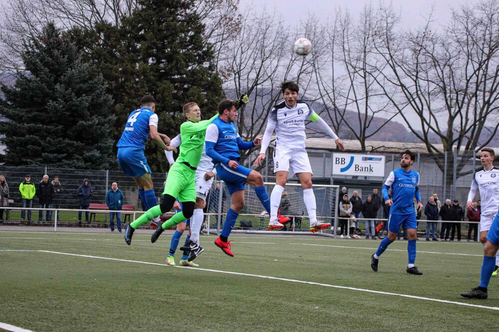 Im letzten Punktspiel trennten sich Weinheim und Heddesheim 2:2. In dieser Szene springt Heddesheims Ajdin Zeric am höchsten. Bild: Alfio Marino