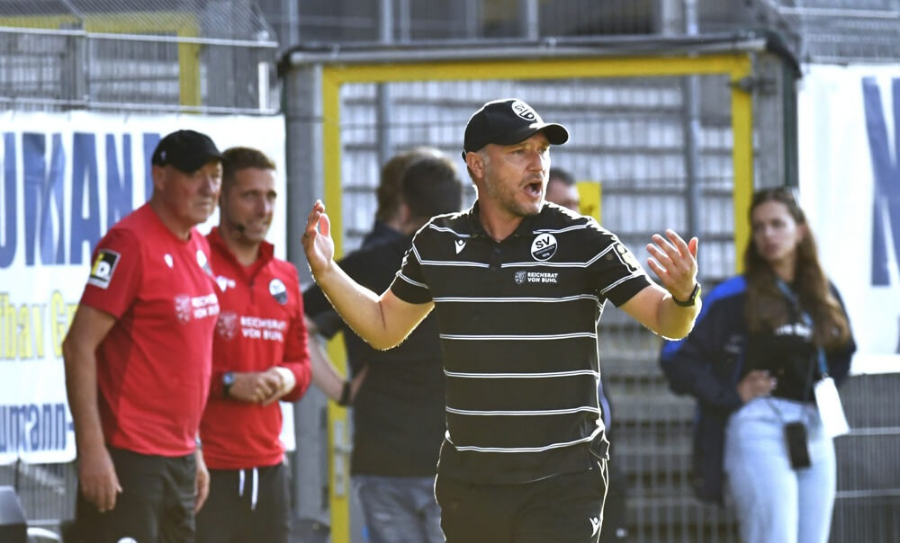 Sandhausens Trainer Danny Galm zeigte sich über den Auftritt seines Teams in Halle nicht erfreut. Bild: AS Sportfoto