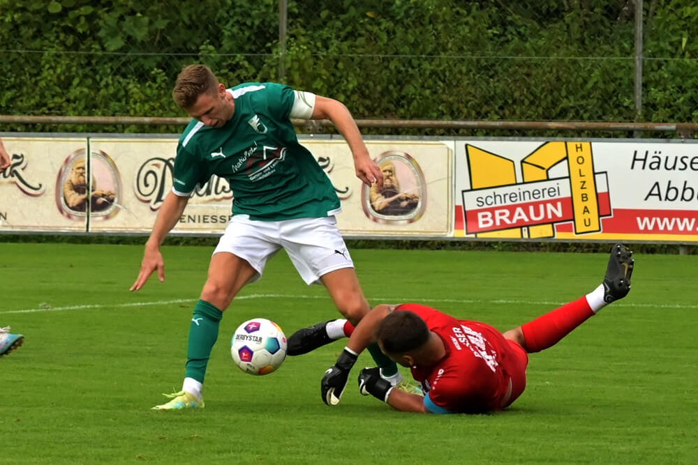 Dominik Zuleger (Zuzenhausen) auf dem Weg zum 3:1 gegen Torwart Dennis Beisser (TSV Reichenbach). Bild: Siegfried Lörz