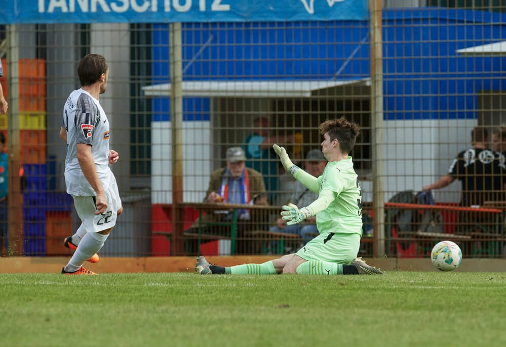VfR Mannheim - FC Denzlingen, Oberliga BW, v.l. Denzlingens Henrik Gehring erzielt hier das 3:0 gegen Mannheims Keeper Paul Lawall. Bild: Berno Nix