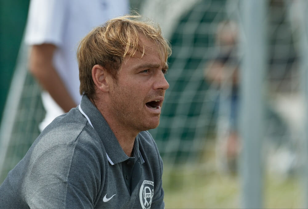 Trainer Boris Busalt hat den TSV Amicitia Viernheim vorerst in die Spitzengruppe der Liga geführt. Bild: Berno Nix