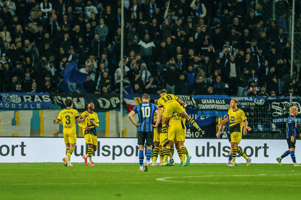 Dortmunder Jubel, nach der schnellen 0:2 Führung im Mannheimer Carl-Benz Stadion. Bild: Alfio Marino