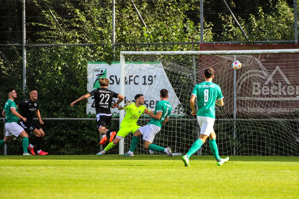 Heddesheims Fabio Lo Porto (schwarz/#22) trifft zum 0:1 nach Vorlage von Dragan Peric (links/schwarz). Bild: Alfio Marino