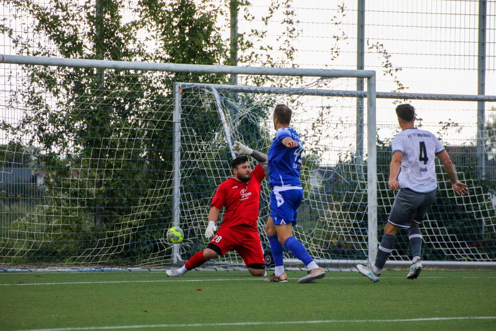 Fabian Czaker (blau) erzielt in dieser Szene die 1:0 Führung für Fortuna Heddesheim gegen den FV Mosbach. Bild: Alfio Marino