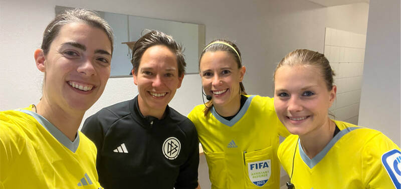 Selina Menzel (ganz rechts) pfiff ihr erstes Bundesliga-Spiel bei den Damen. Foto: BfV