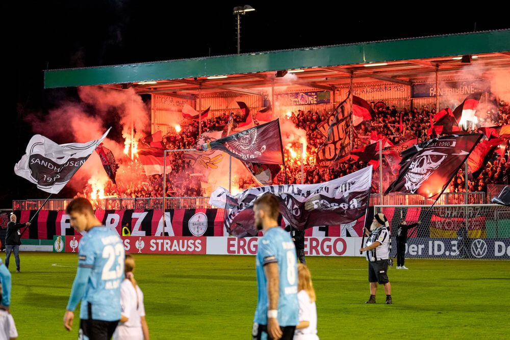 Der SVS lieferte gegen Bayer Leverkusen  einen großen Kampf - Foto - Die Fans von Bayer 04 Leverkusen zünden in der Fankurve Pyrotechnik.. Bild: IMAGO / foto2press