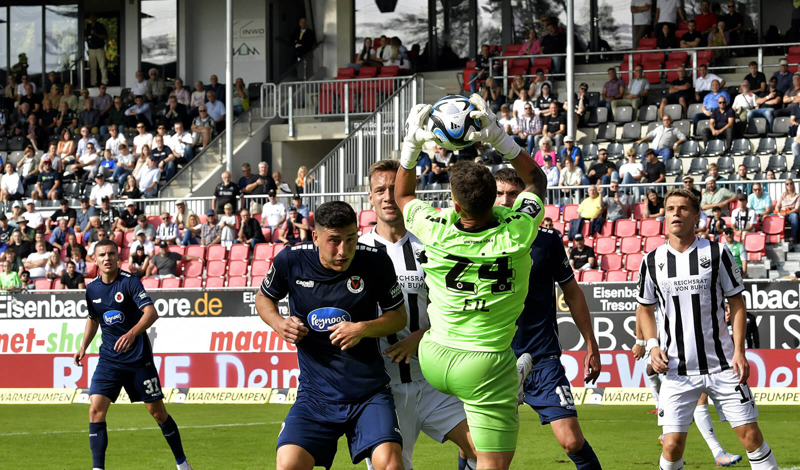  SV Sandhausen vs. FC Viktoria Koeln - #4 Tim Knipping (SVS) gegen Torhüter Kevin Rauhut (Viktoria). Bild: AS Sportfoto