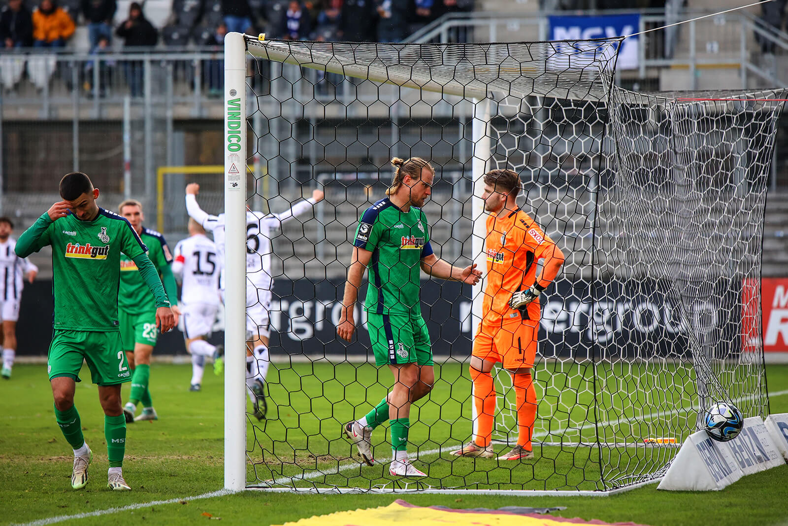  Sebastian Mai (#26, MSV Duisburg) erzielt mit einem Eigentor das 2:0 beim Spiel SV Sandhausen - MSV Duisburg, in der 3. Liga, Saison 2023-2024. Foto: Lukas Adler