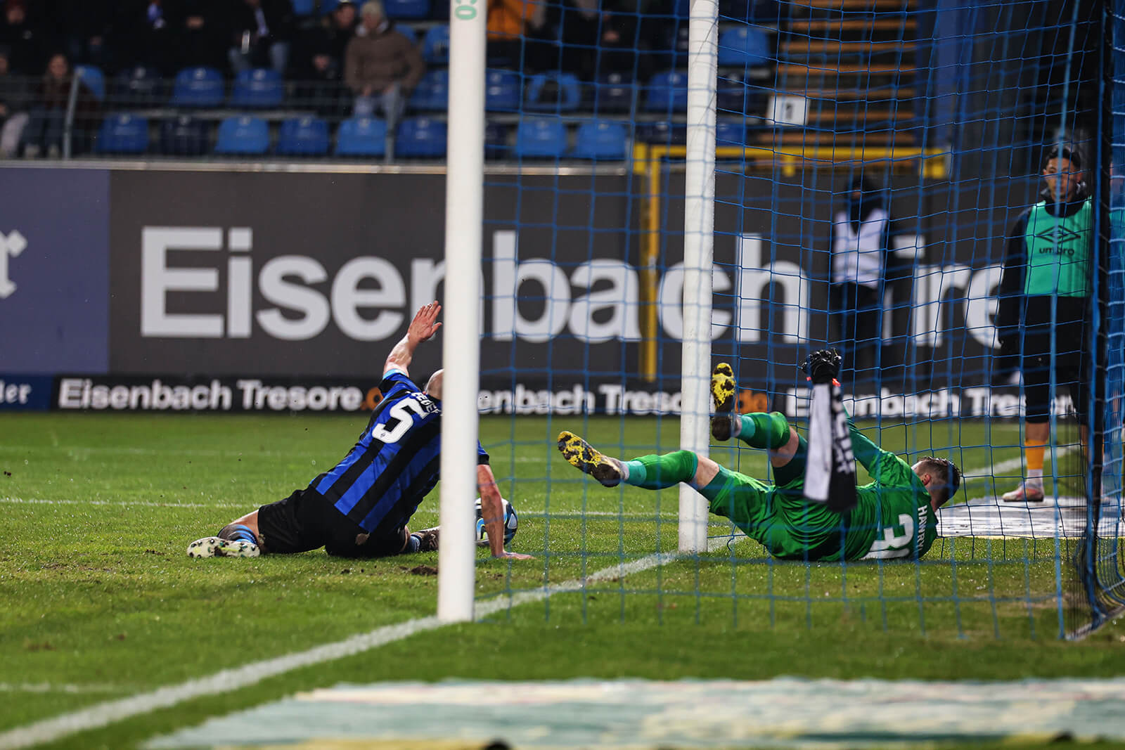  Hier fällt das Führungstor zum 0:1 für Dynamo Dresden. Seegert #5 und Torhüter Hawryluk kommen zu spät. SV Waldhof-Dynamo Dresden - Bild: Alfio Marino.