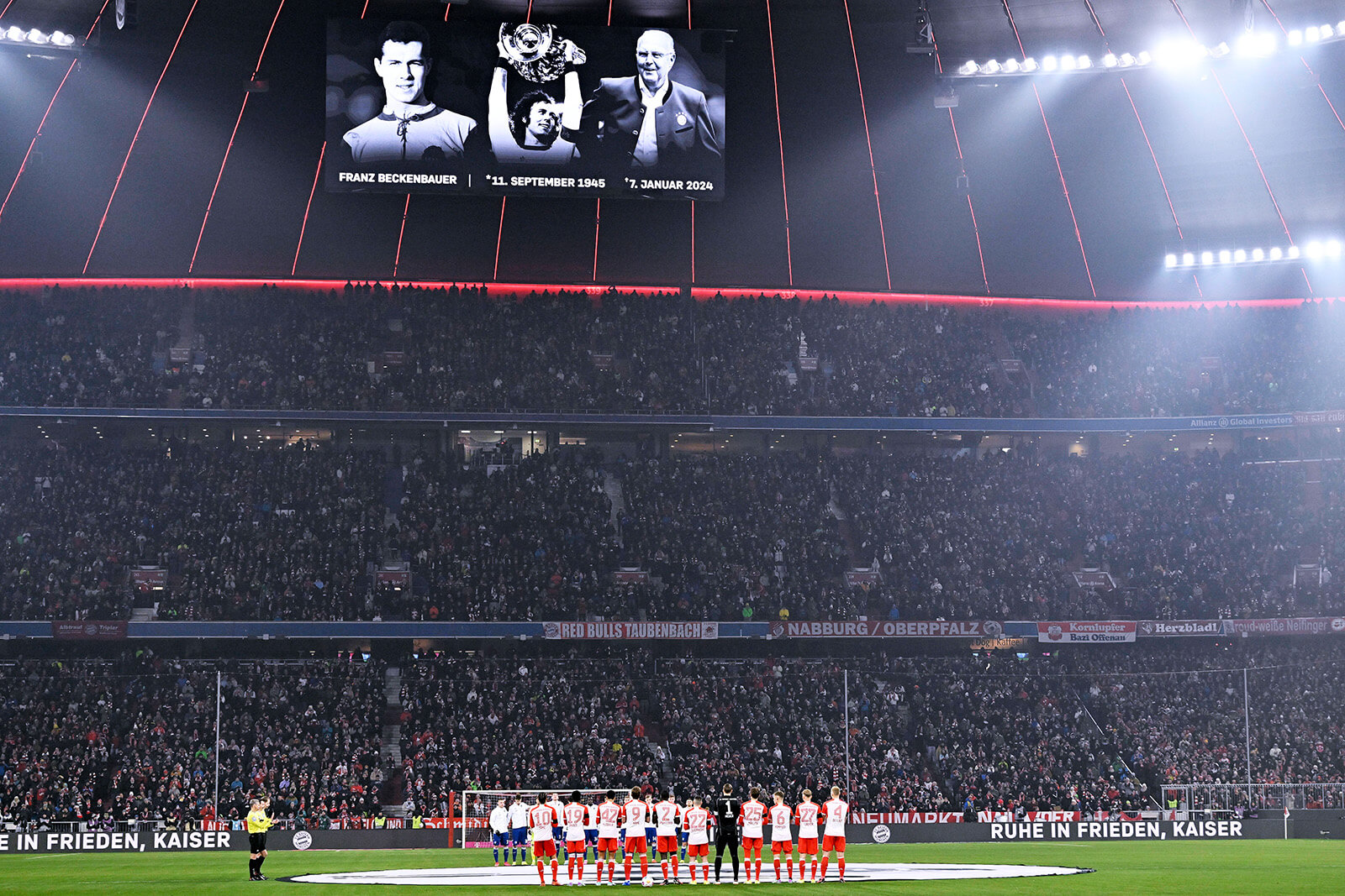 Team FC Bayern München bei der Gedenkminute für Franz Beckenbauer.

Bild: IMAGO/Laci Perenyi.  